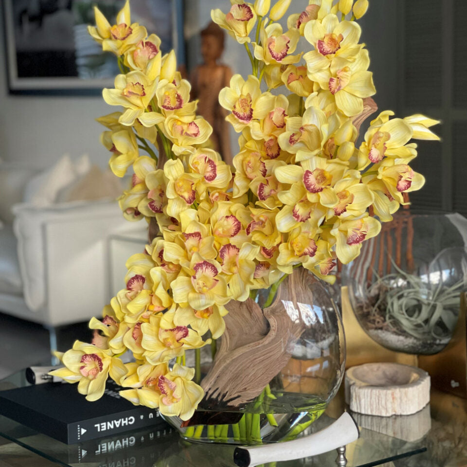 Yelloatul artificial plant in vase