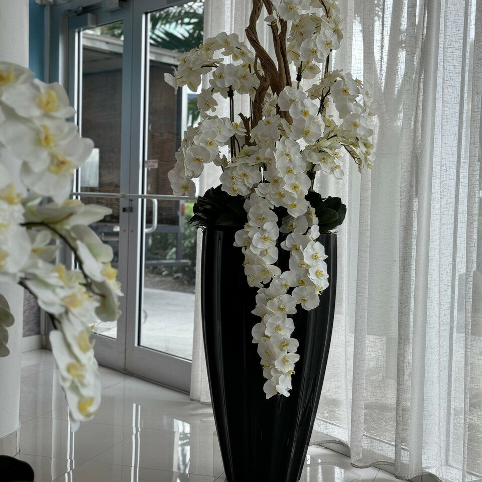 Glossagin artificial plant in vase